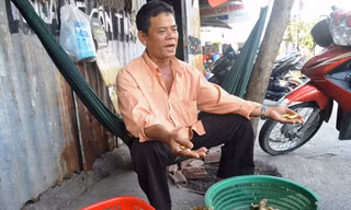 Ông Nguyễn Văn Ra không từ bỏ công việc thầm lặng bắt trộm, cướp của mình dù trên người đầy thương tích.