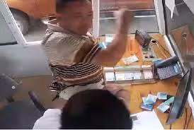 Đình chỉ cán bộ kiểm lâm đánh nhân viên thu phí