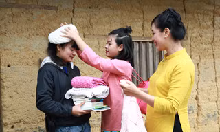 Cùng với OMO, NSƯT Chiều Xuân và con gái Hồng Khanh tặng em Chu Thị Mến tấm áo mới đón Tết cùng phần quà “Góp Tình Trao Tết”