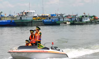 Bộ đội Biên phòng TPHCM tuần tra kiểm soát trên sông Sài Gòn.