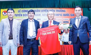 HLV Park Hang Seo (thứ 2 bên phải) sẽ cùng U23 VN đối đầu đội bóng quê hương ngay ở giải đấu đầu tiên dẫn dắt các ĐTQG Việt Nam. Ảnh: VSI.
