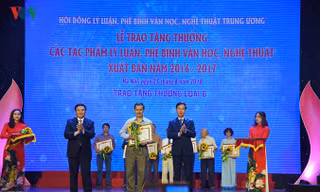 Hội đồng Lý luận Phê bình Văn học, nghệ thuật Trung ương tặng 28 tác phẩm lý luận và phê bình xuất bản 2016-2017. Ảnh: Hà Phương.