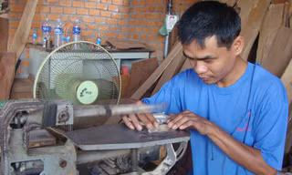 Anh Nguyễn Ngọc Tài sử dụng thành thạo máy móc.