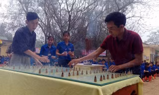 Hai cựu binh cùng học sinh trường Lê Thế Hiếu dâng trầm hương tưởng niệm các liệt sĩ Gạc Ma. Ảnh: Phạm Xuân Dũng