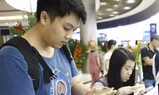 Với chiếc điện thoại thông minh, học sinh chỉ biết cắm cúi lướt mạng xã hội, lơ là học tập, sống ảo và không ít bạn đã bị mắc chứng trầm cảm nặng. Ảnh:Như Ý.