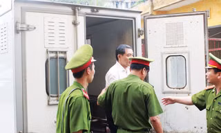 Cựu Cục trưởng Hàng Hải Việt Nam - Dương Chí Dũng hầu tòa đầu năm 2014. Ảnh: Bảo Thắng