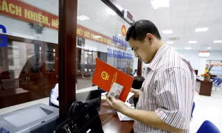 Người dân, doanh nghiệp sẽ tiết kiệm được thời gian và công sức khi giao dịch điện tử trong lĩnh vực đất đai được thực hiện. Ảnh minh họa: Như Ý
