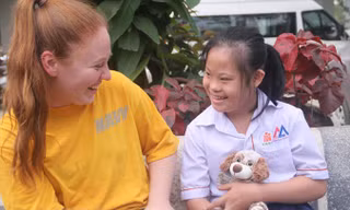 Nữ thủy thủ Sarah Windsor và người bạn Thanh Vi quấn quýt nhau không rời suốt 3 giờ của chương trình giao lưu. Ảnh: Nguyễn Thành.