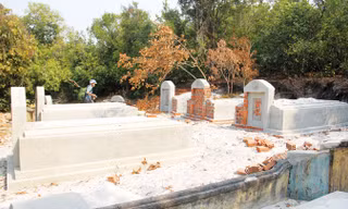 Những ngôi mộ đã bị đình chỉ xây dựng.