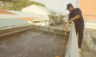 Lê Phước Hưng (SN 1989) kiểm tra nguồn nước thải tại Công ty CP Thực phẩm Cholimex.