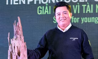 Ông Phạm Tiến Dũng đấu giá thành công pho tượng Phật bằng kỳ nam ngự trên khối trầm hương nặng 4,4kg độc đáo.
