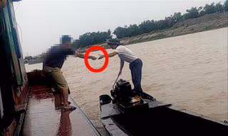 “Ông đò” ra giá, thu tiền tại Triều Dương (Hưng Yên).
