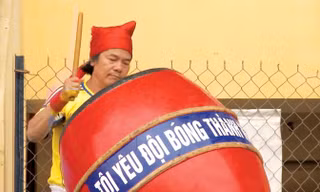 Cựu vô địch Việt dã Nguyễn Văn Thuyết đam mê cùng tiếng trống cổ vũ cho đội bóng thành Nam.