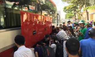 Xe khách dừng trả khách tại nút giao Trương Định - Giải Phóng gây ùn tắc. Ảnh: Nguyễn Hoàn.