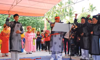 Chủ tế và chức sắc trong làng hô vang lời thề trong hội minh thề.