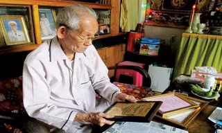 Giấy chứng nhận, bằng khen sau mỗi lần thiện nguyện của ông Minh giờ đã chất kín tủ, treo kín tường. Ảnh: Giang Thanh