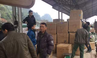 “Cửu vạn” bốc xếp hàng qua biên giới. Ảnh: Duy Chiến.
