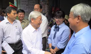 Tổng Bí thư Nguyễn Phú Trọng ân cần thăm hỏi sức khỏe gia đình ông Trần Văn Lai và bà con chòm xóm.
