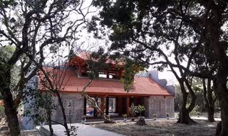 Tam quan mới tinh mọc lên ở chùa Bổ Đà. Ảnh: Hà Phạm.