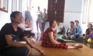 Đa số bệnh nhân là phụ nữ lớn tuổi mắc bệnh mạn tính. Họ mù quáng tin vào “thần y” Diệp (ngoài cùng bên trái). Ảnh: Quốc Ngọc
