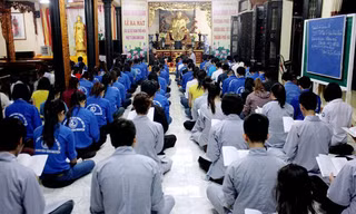 Ngày càng nhiều bạn trẻ tìm đến cửa Phật để hướng thiện. Ảnh: Duy Ngợi