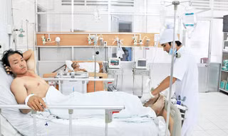 Nạn nhân Nguyễn Hùng Cường tại Bệnh viện Đa khoa Kiên Giang chiều ngày 13/9 