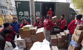 Các nhân viên giao hàng hối hả làm việc trong Ngày Độc thân ở Trung Quốc