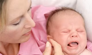 Tại sao bé khóc mỗi khi bú mẹ
