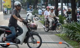 Xe máy vẫn luồn lách khá dễ dàng qua barie lắp trên vỉa hè.