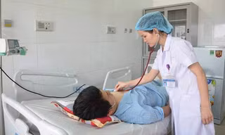 Bác sỹ Bệnh viện HNĐK Nghệ An thăm khám bệnh nhân Ming.