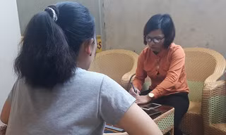Bà Thắm kể lại sự việc với phóng viên