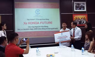 Ông Paul Chan - đại diện Tập đoàn C.T Group trao tặng biểu tượng cho ông Nguyễn Văn Hùng