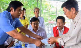  Ông Nguyễn Văn Bình, Phó Chủ tịch UBND huyện (bìa trái), đại diện lãnh đạo địa phương thăm, chia buồn, hỗ trợ kinh phí mai táng cho gia đình nạn nhân đuối nước.