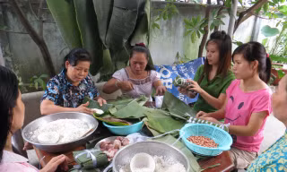 Phiên chợ lá Sài Gòn góp phần làm hương vị tết Việt thêm ấm cúng.