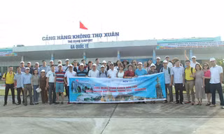 Những hành khách đầu tiên trong chuyến bay thẳng Thanh Hóa- Bangkok sáng 28/7.