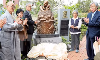 Bức tượng đồng “Xin lỗi Việt Nam” trên đảo Jeju. Ảnh: Yonhap. 