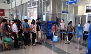 Kiểm soát an ninh vào khu cách ly sân bay. Ảnh minh hoạ