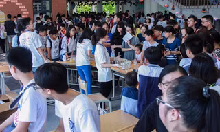 Với thông điệp “Khoa học không phải thứ gì đó quá cao siêu xa vời, nó là những thứ đơn giản xung quanh ta. Chỉ cần ta biết sáng tạo, mọi thứ đều là khoa học” - Triển lãm thu hút đông người tham gia.