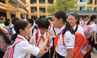 Ngày đầu tuyển sinh trực tuyến đầu cấp ở Hà Nội