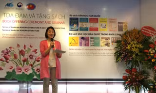 Bà Kim Hye Jin, Tham tán Đại sứ quán Hàn Quốc tại Việt Nam phát biểu tại buổi ra mắt sách. 