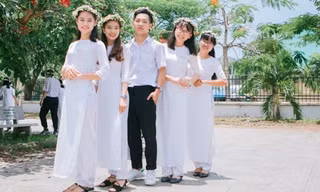 Trần Đình Duy (đứng giữa) là thí sinh duy nhất cả nước đạt điểm 10 môn Văn
