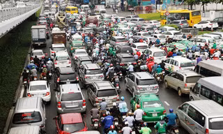 Cửa ngõ sân bay Tân Sơn Nhất kẹt cứng vì… 2 xe chết máy
