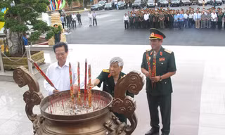 Đoàn đại biểu đến dâng hương tại Tượng đài Chiến thắng Quân khu 9