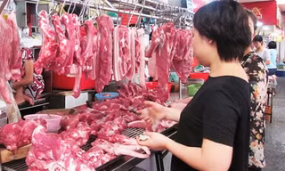 Chợ 30 Tết: 1kg thịt bò mua được 10 kg thịt lợn