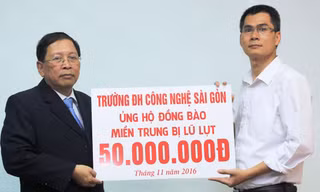 PGS.TS Cao Hào Thi, Hiệu trưởng trường ĐH Công nghệ Sài Gòn thay mặt nhà trường ủng hộ 50 triệu đồng. Ảnh Ngô Tùng