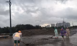 Công nhân thu dọn bùn đất.