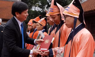 Bí thư T.Ư Đoàn Nguyễn Long Hải trao giải thưởng Loa Thành cho các sinh viên xuất sắc.