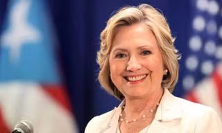 Bà Hillary Clinton kiếm bộn tiền nhờ bán sách và diễn thuyết.
