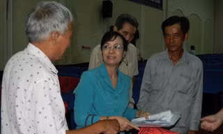 Chủ tịch HĐND TPHCM Nguyễn Thị Quyết Tâm tiếp nhận đơn khiếu nại của cử tri.
