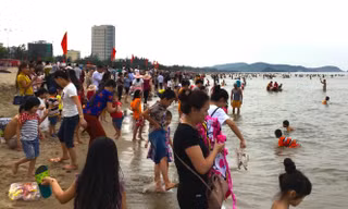Biển Cửa Lò đông nghịt người trong ngày nghỉ lễ